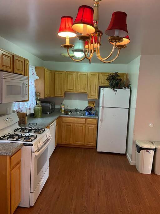 Large 3-Bedrooms/2-Bath Apt, One Block To Train New York Exterior photo
