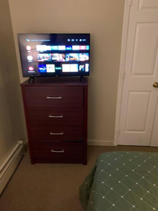 Large 3-Bedrooms/2-Bath Apt, One Block To Train New York Exterior photo