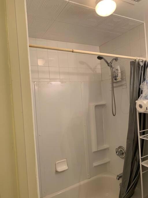 Large 3-Bedrooms/2-Bath Apt, One Block To Train New York Exterior photo