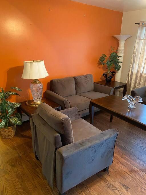 Large 3-Bedrooms/2-Bath Apt, One Block To Train New York Exterior photo
