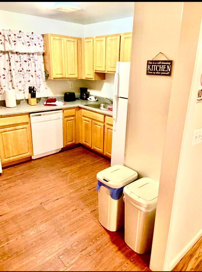 Large 3-Bedrooms/2-Bath Apt, One Block To Train New York Exterior photo