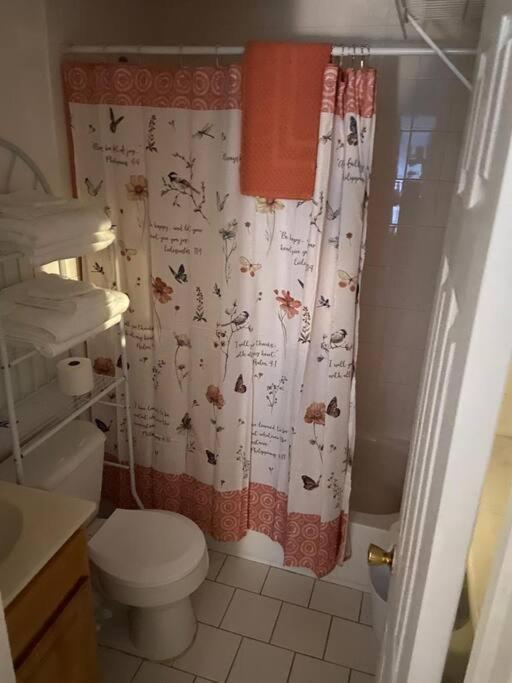 Large 3-Bedrooms/2-Bath Apt, One Block To Train New York Exterior photo