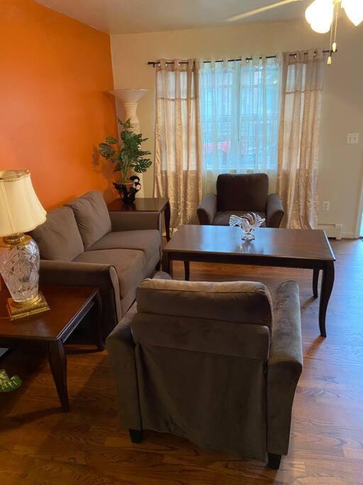 Large 3-Bedrooms/2-Bath Apt, One Block To Train New York Exterior photo