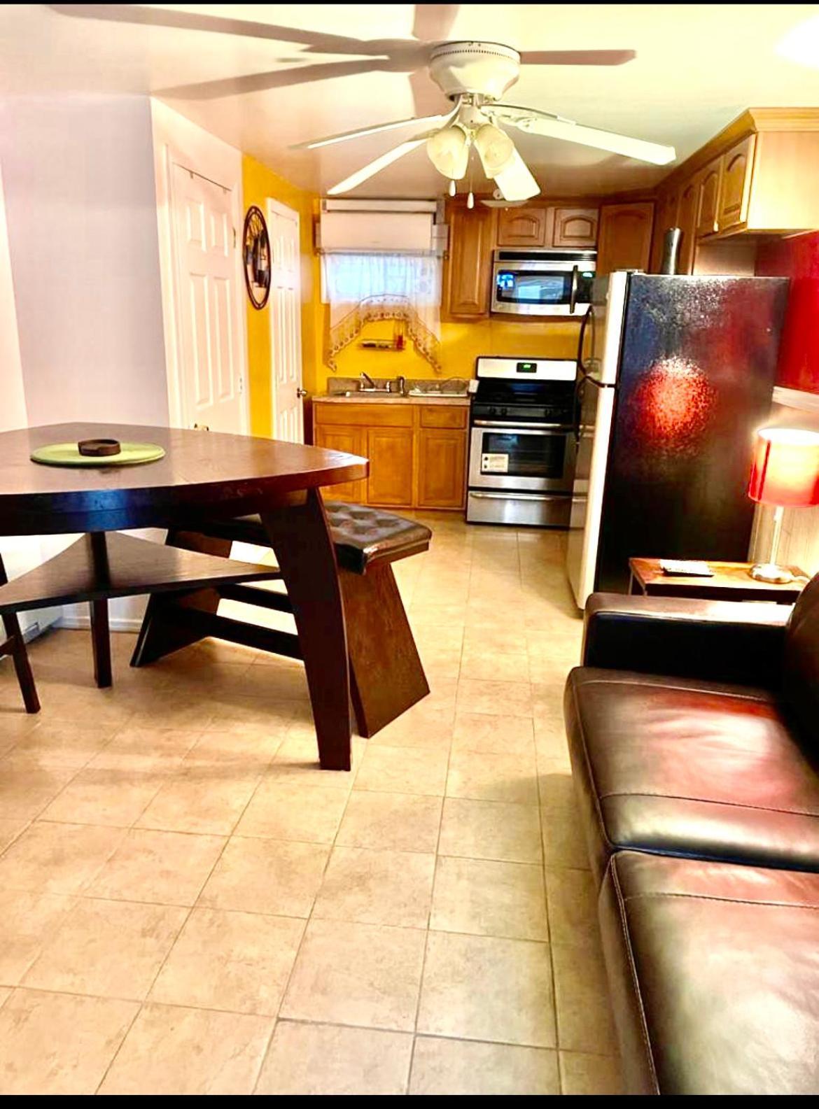 Large 3-Bedrooms/2-Bath Apt, One Block To Train New York Exterior photo